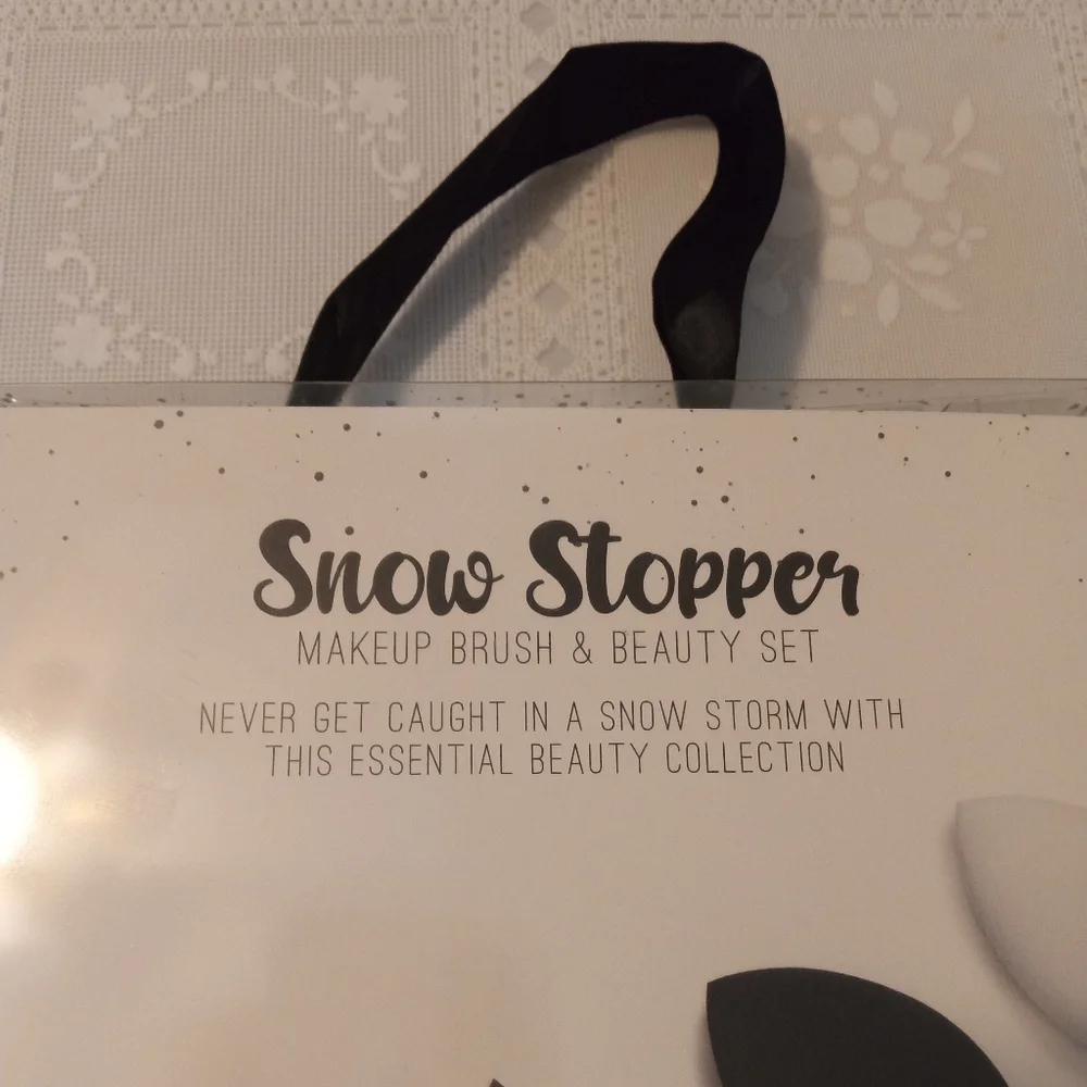 🆕 Glam Gadgets Snow Stopper Makeup Brush & Beauty Set, New